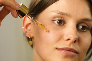 SolyPure Cosmetics – HYALU-PEARLS – Darstellung der Anwendung des Serums im Gesicht zur Pflege